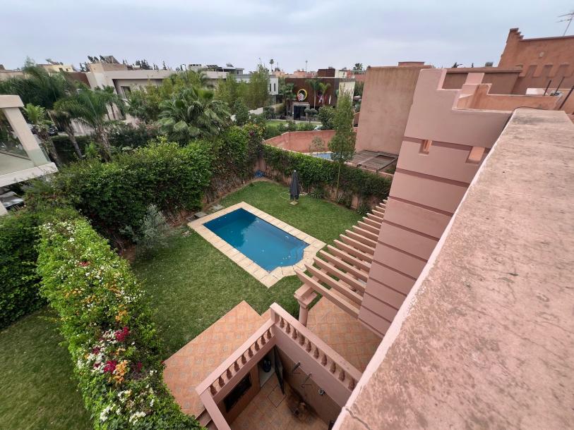 Elegant Villa with Pool, Garden, Hammam, and Spacious Living Areas for Sale-0