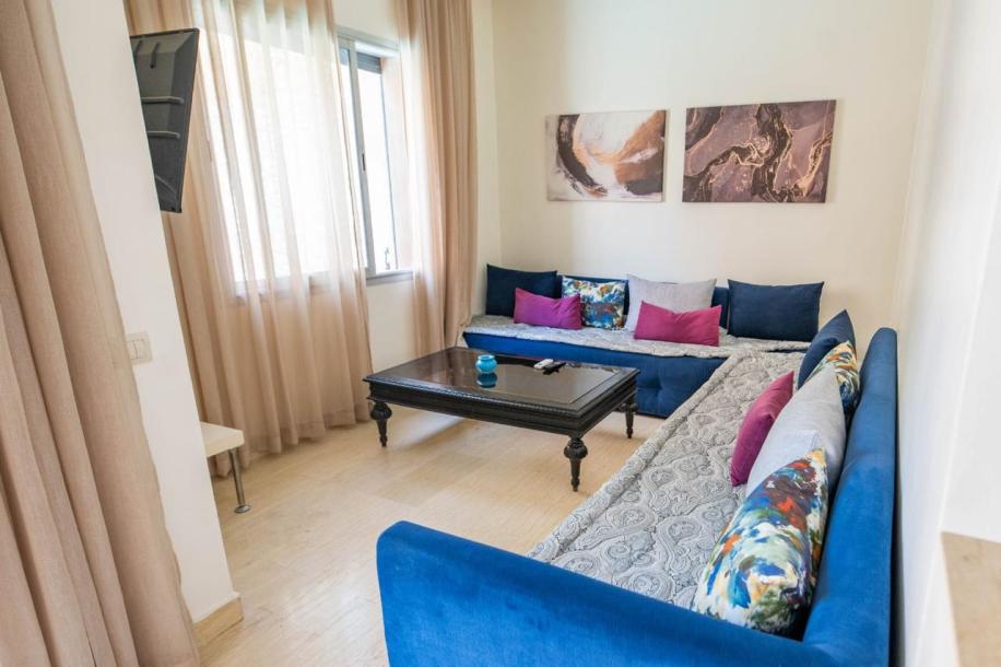 Stylish Villa in a Quiet Neighborhood-11