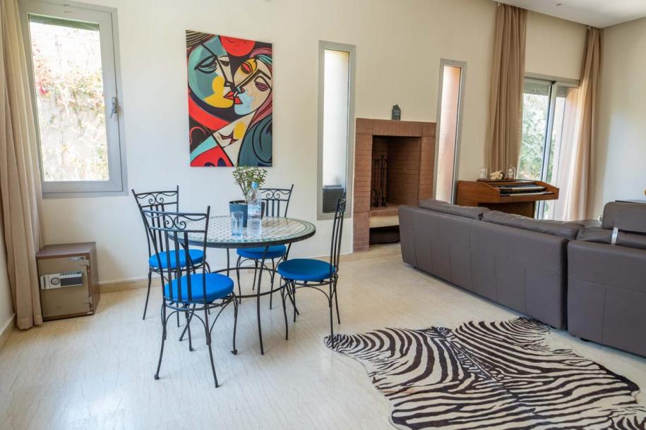 Stylish Villa in a Quiet Neighborhood-9